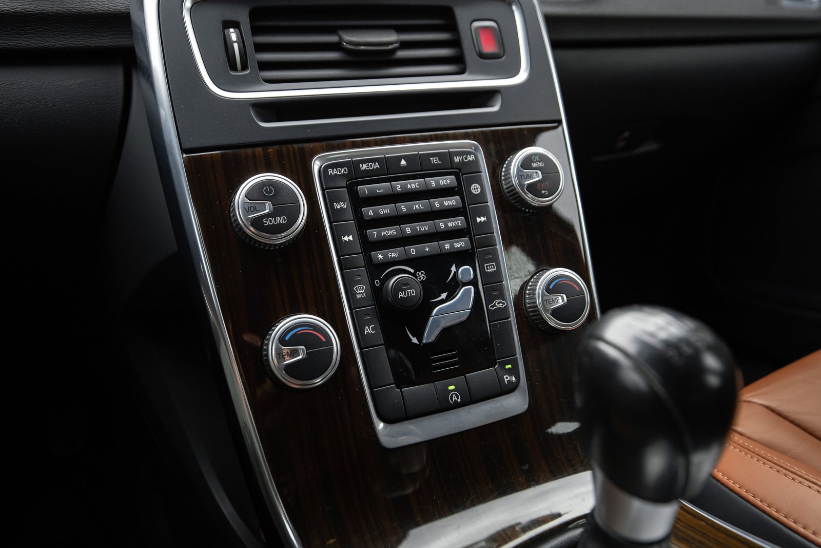VOLVO V60 2.4D5 MOMENTUM