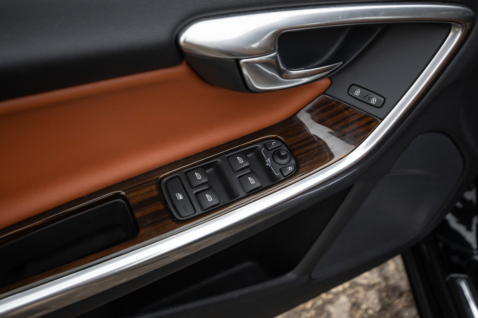 VOLVO V60 2.4D5 MOMENTUM