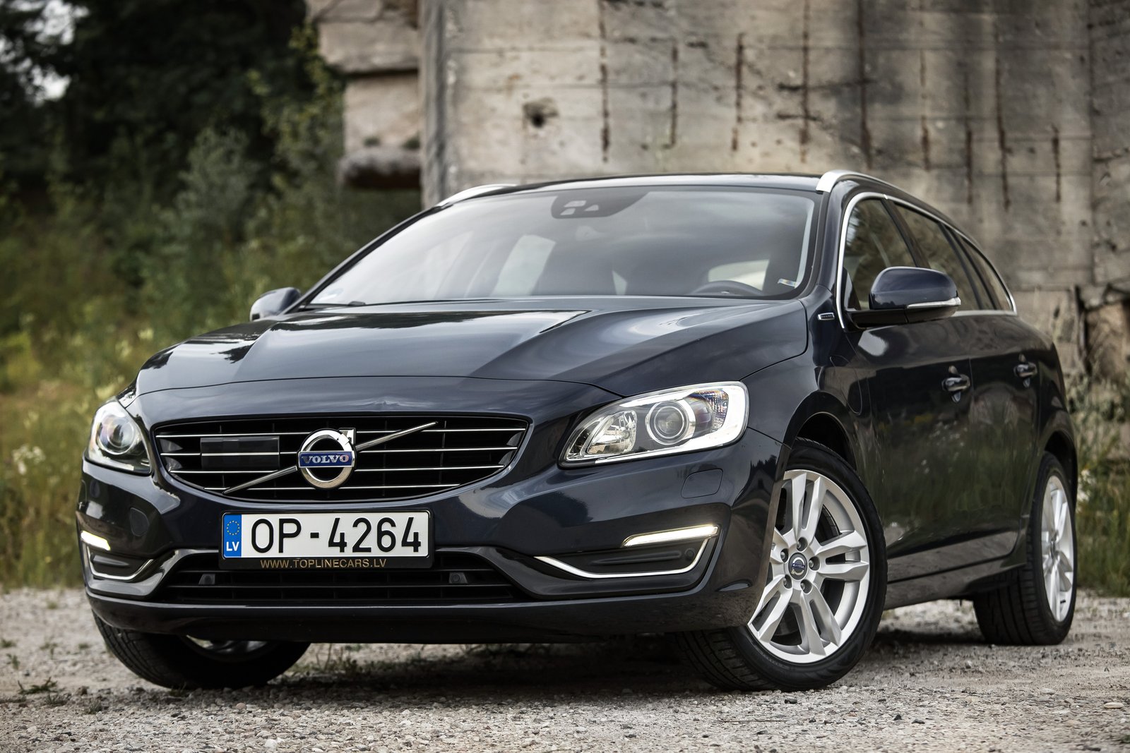 VOLVO V60 2.4D6 158KW PLUG-IN HYBRID AWD LAUNCH EDITION