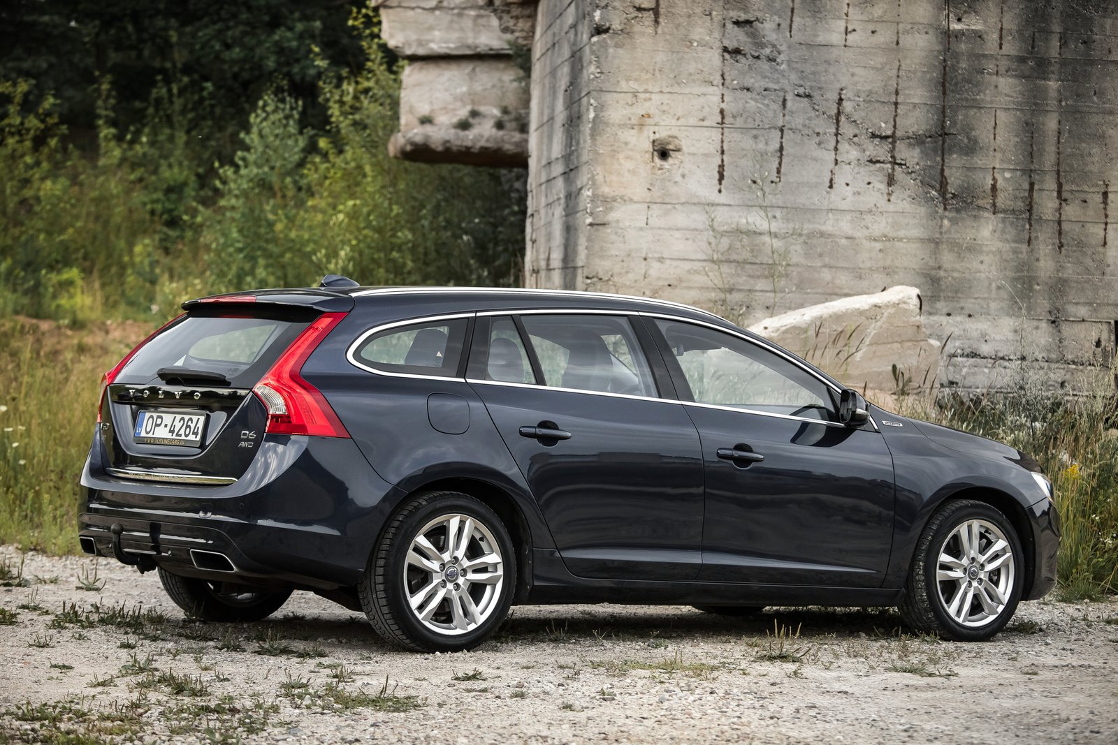 VOLVO V60 2.4D6 158KW PLUG-IN HYBRID AWD LAUNCH EDITION