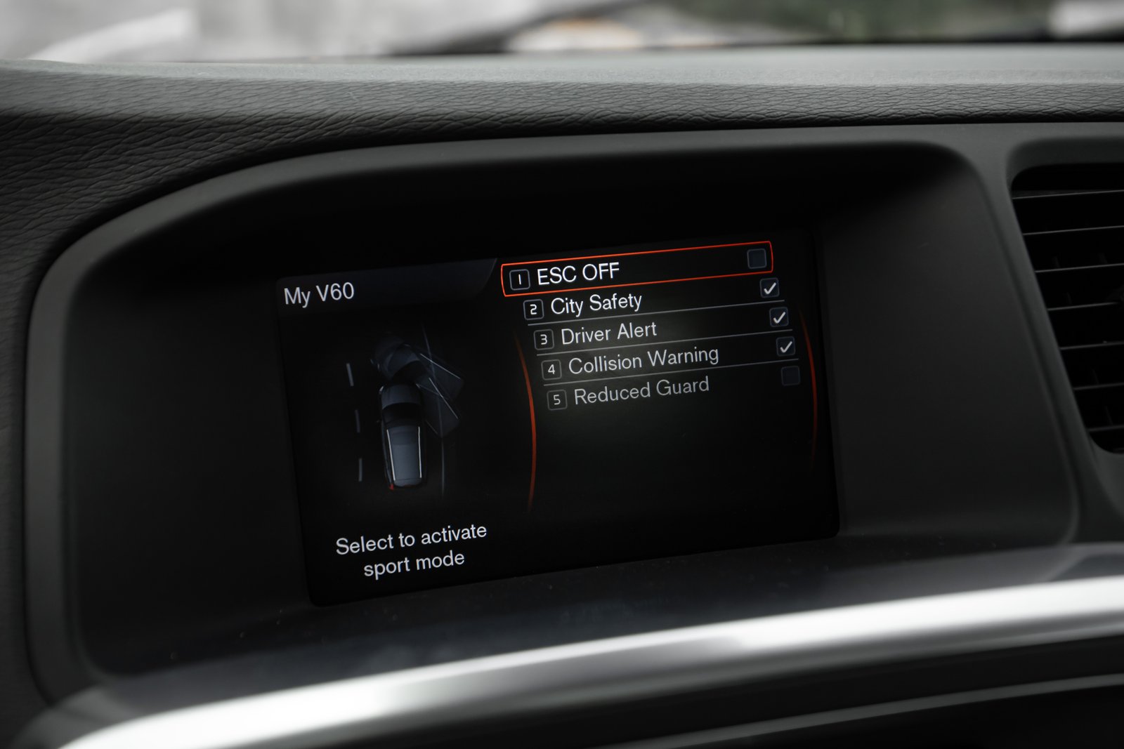 VOLVO V60 2.4D6 158KW PLUG-IN HYBRID AWD LAUNCH EDITION