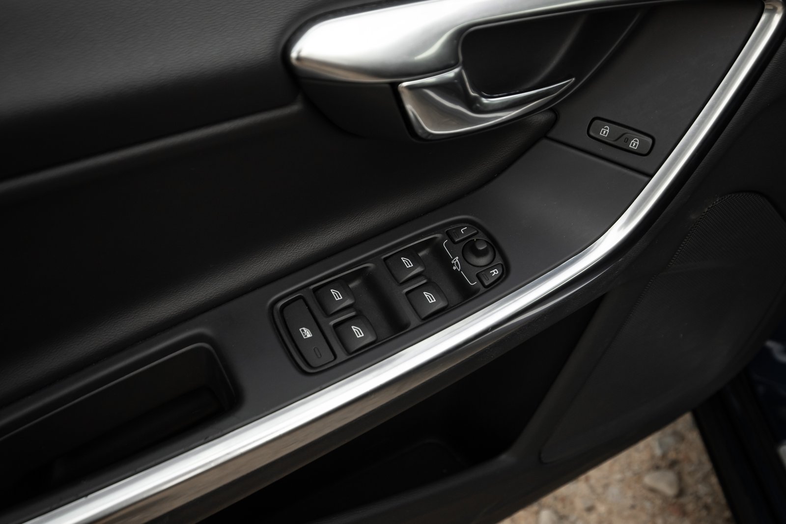 VOLVO V60 2.4D6 158KW PLUG-IN HYBRID AWD LAUNCH EDITION