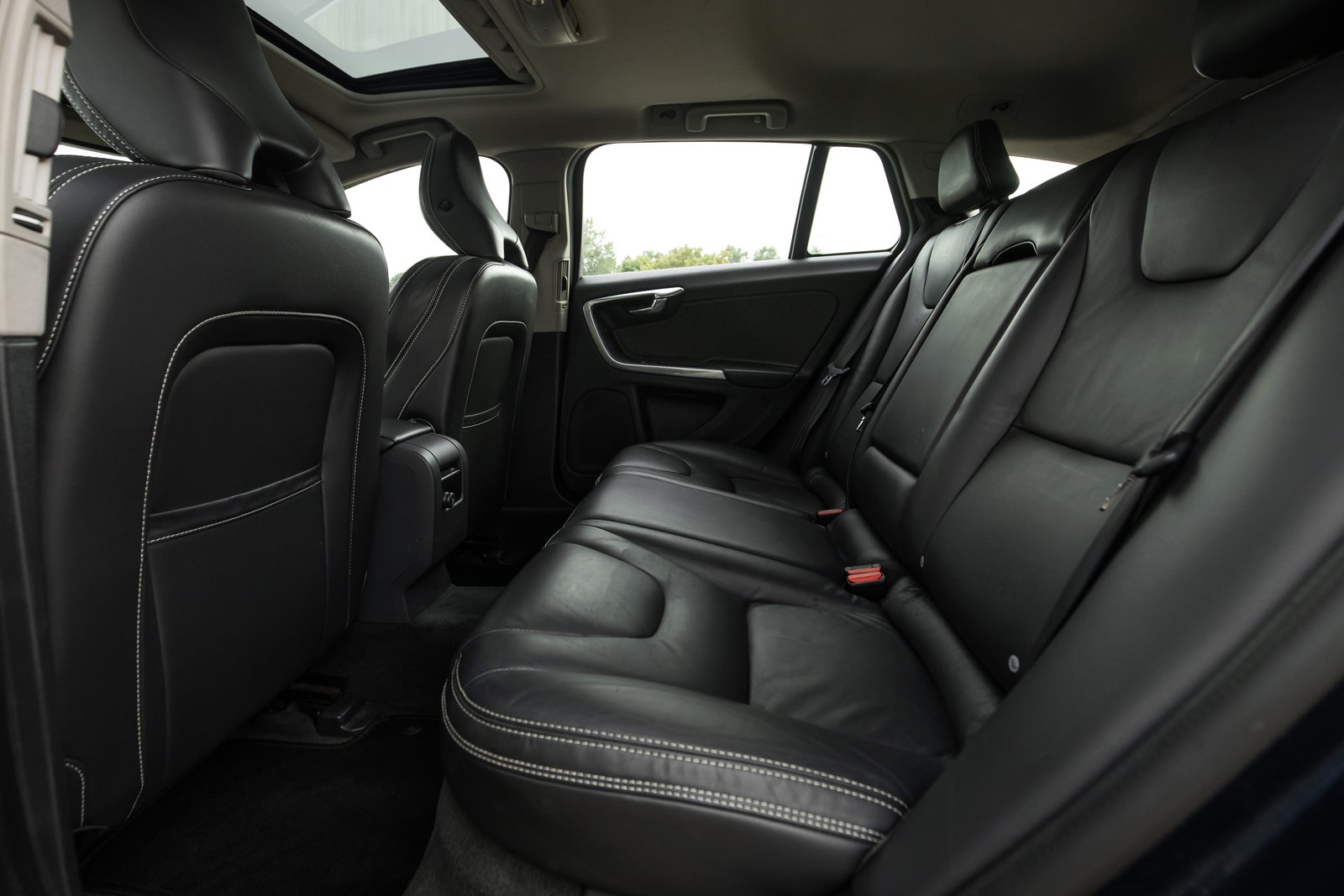VOLVO V60 2.4D6 158KW PLUG-IN HYBRID AWD LAUNCH EDITION